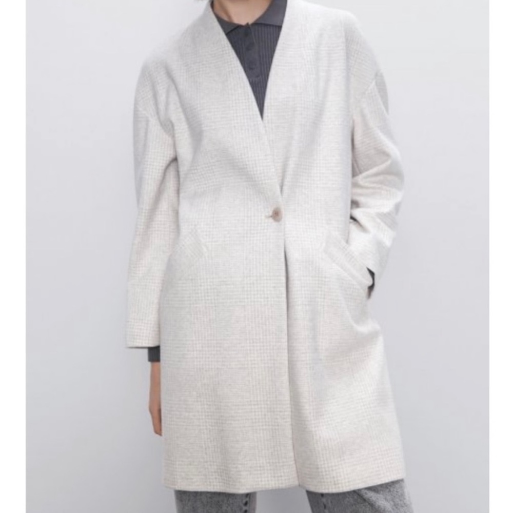 Zara Plaid Tan Off-White One-Button Coat
Pockets